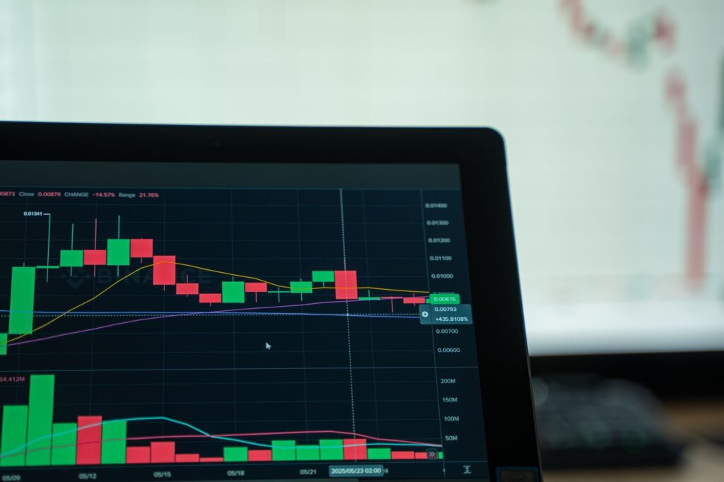Bitcoin stabiliseert rond $82.100 terwijl altcoins terrein winnen